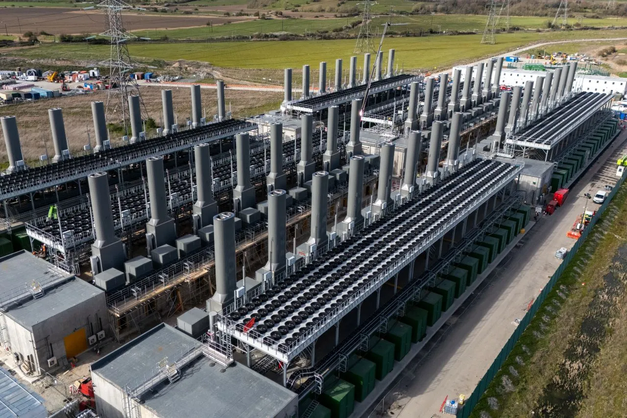 Axces integrated exhaust silencers and chimney system for a UK gas power plant