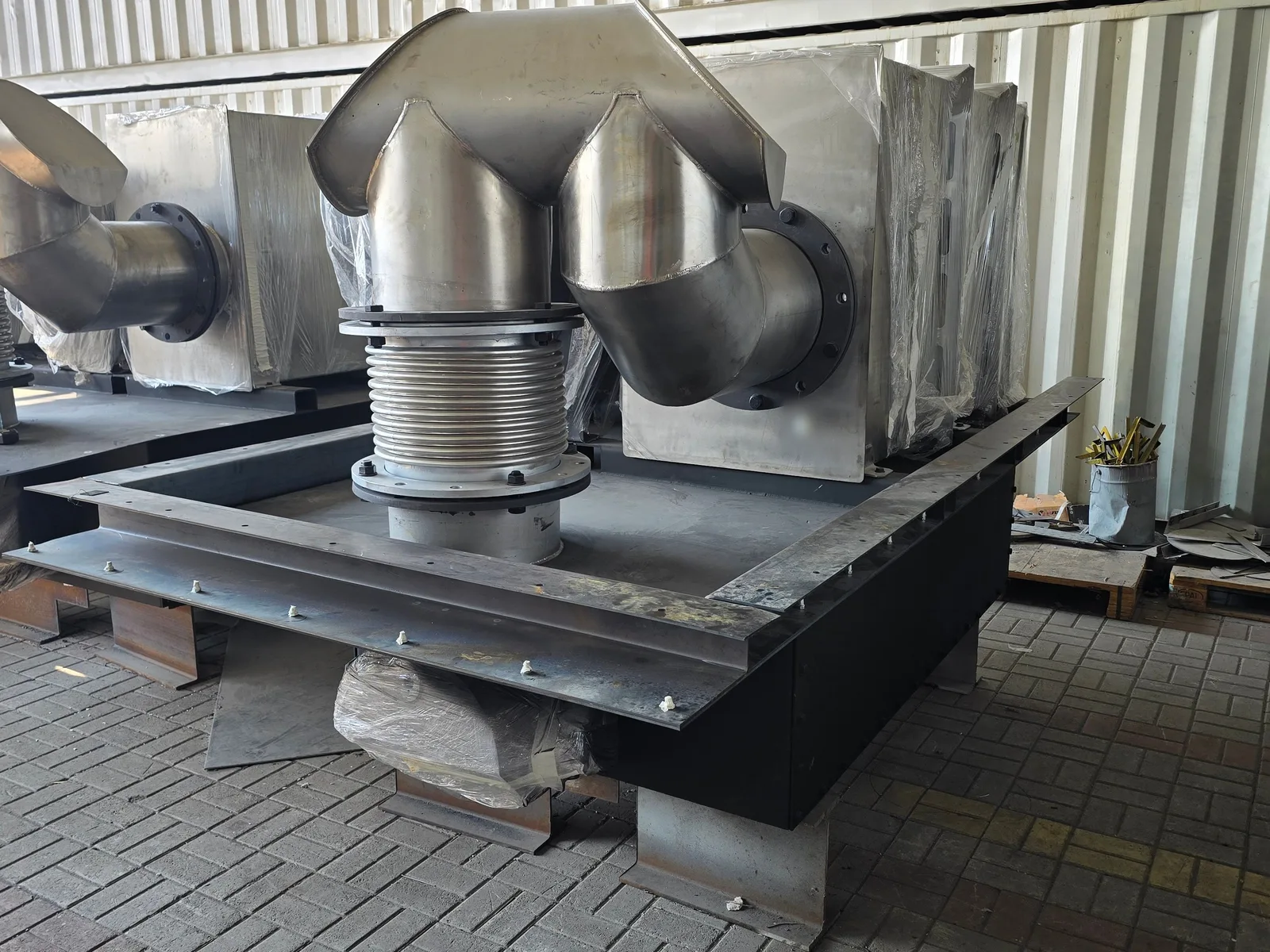 14 SCR roof skids for the containerised gensets of a power plant: South America